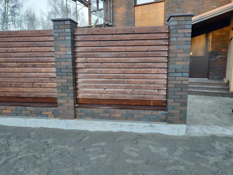 Производство Комбинированных заборов (Кирпич, дерево, металл) Производство Комбинированных заборов (Кирпич, дерево, металл) Новосибирск