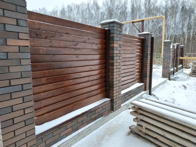Комбинированные заборы из кирпича и дерева Комбинированные заборы из кирпича и дерева Новосибирск