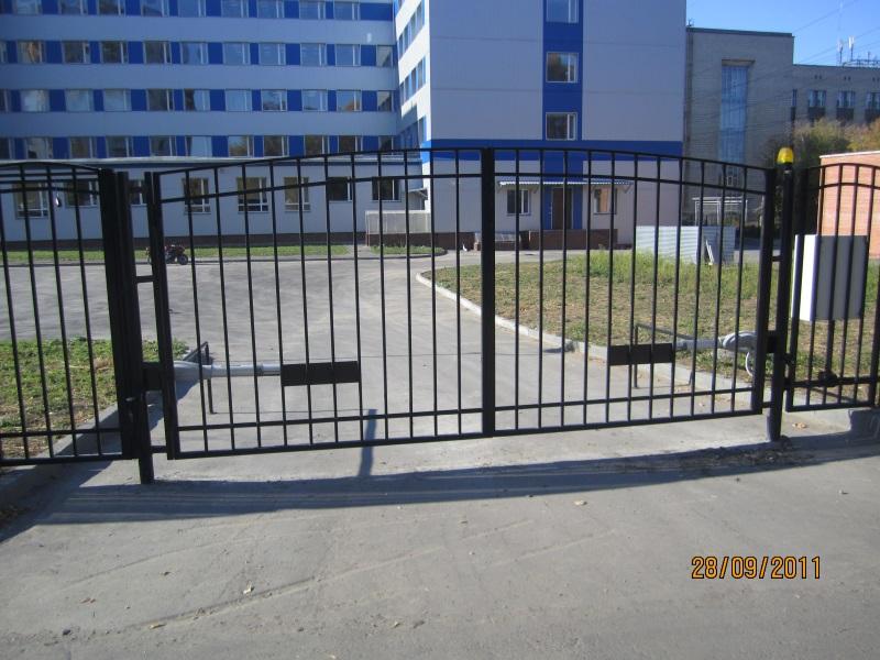 Металлические ворота с элементами ковки Новосибирск