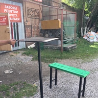 Металлические столики на кладбище, на могилу